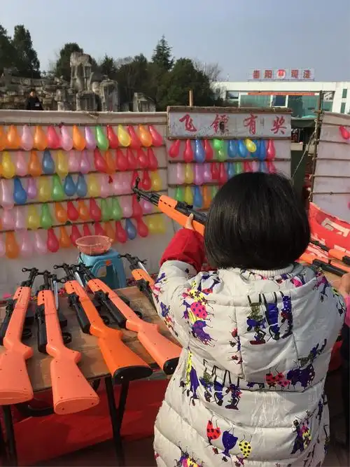 第一次玩打气球,十枪中了六枪喔,看来枪法不错.