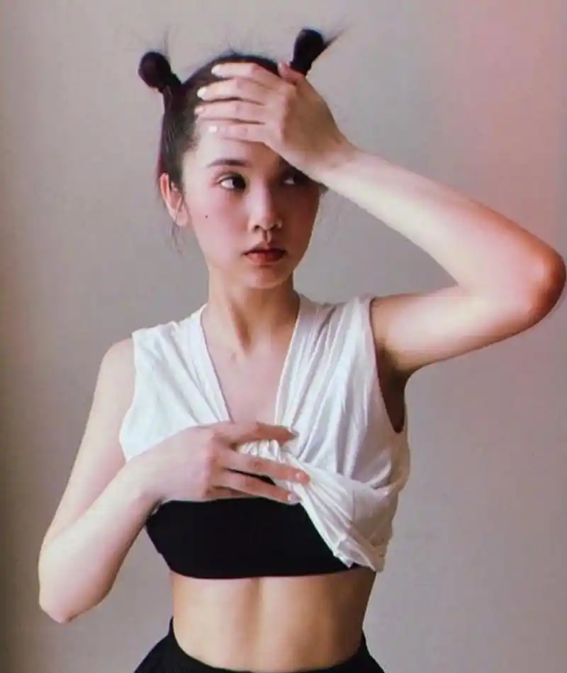 杨丞琳晒健身后自拍照,满头大汗皮肤白皙,扎小揪揪活力满满