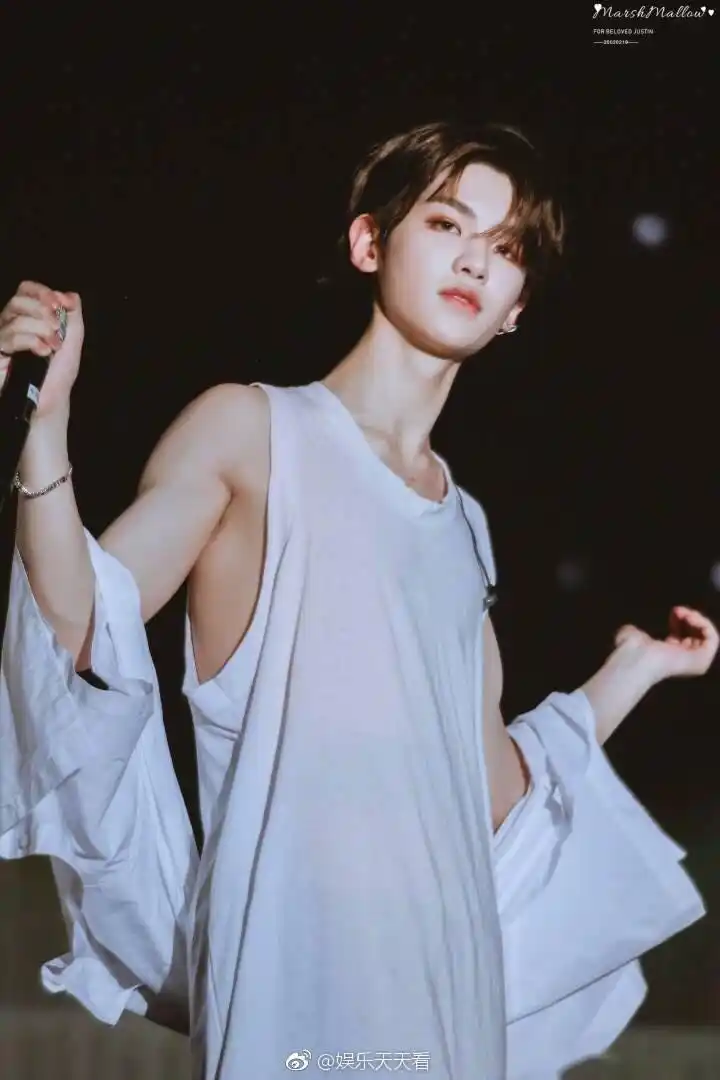 黄明昊肚皮舞 justin新技能大家了解一下,哈哈哈,肚皮舞厉害了!腹肌ge