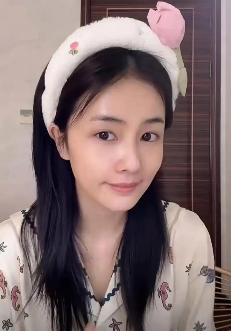 白鹿素颜依然很美,长相清秀,甜美可人!