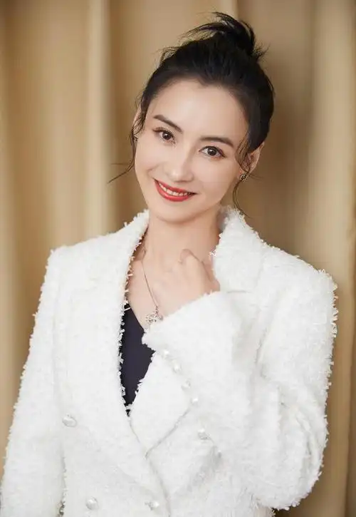 事实证明43岁的女神张柏芝如今已走上了另一条路