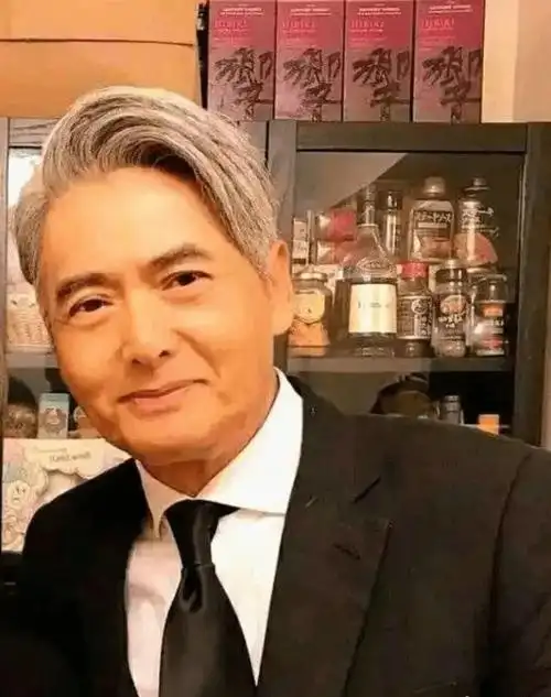 67岁周润发现身酒吧,身材消瘦头发全白,皱纹深…喔喔嘎嘎