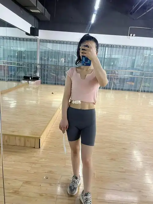 身高152cm,体重46kg,近几年最瘦的时候也有43kg,四肢很粗,怎么锻炼都