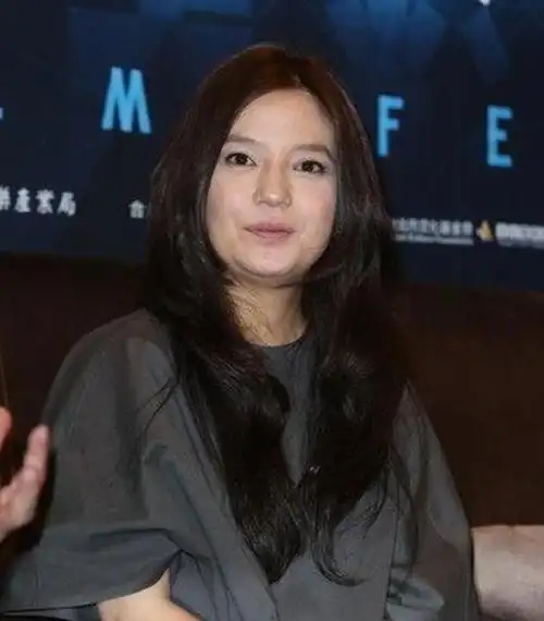 照片中的赵薇可能是她最胖的时候了,和现在的她对比,想必大家都会选择