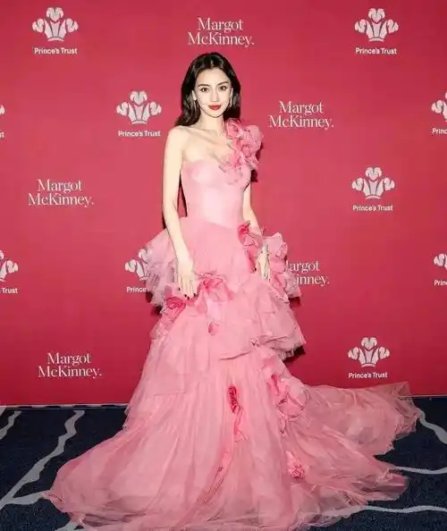 杨颖粉色花朵裙,演绎少女般的浪漫与活力_裙子_照片_穿着