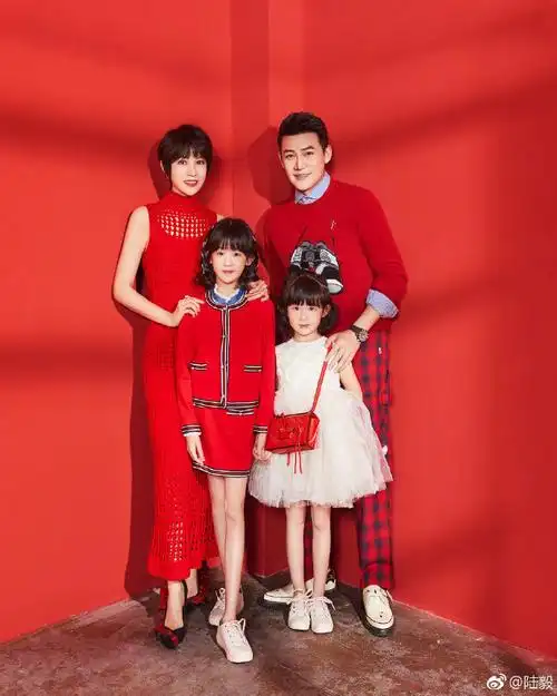 原创陆毅晒一家四口合照,全家大长腿瞩目,两个女儿宛若复制粘贴