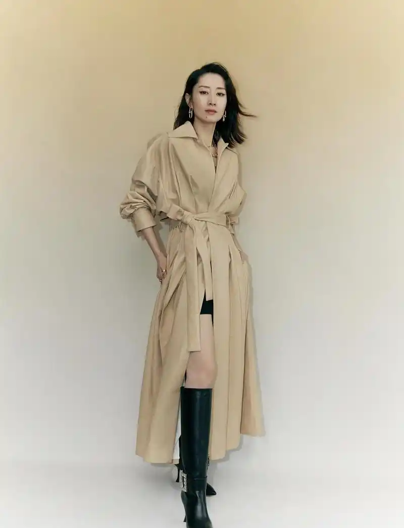 风衣到诶黑色长筒靴霸气十足,利落帅气好迷人