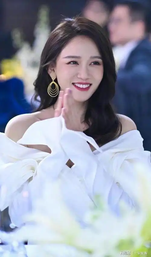 陈乔恩开年写真白衣香肩婀娜身材照片证明她并没有怀孕