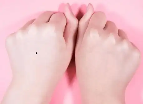 不过左手背有痣的女人却容易在感情道路上遭遇一定的波折与坎坷呢