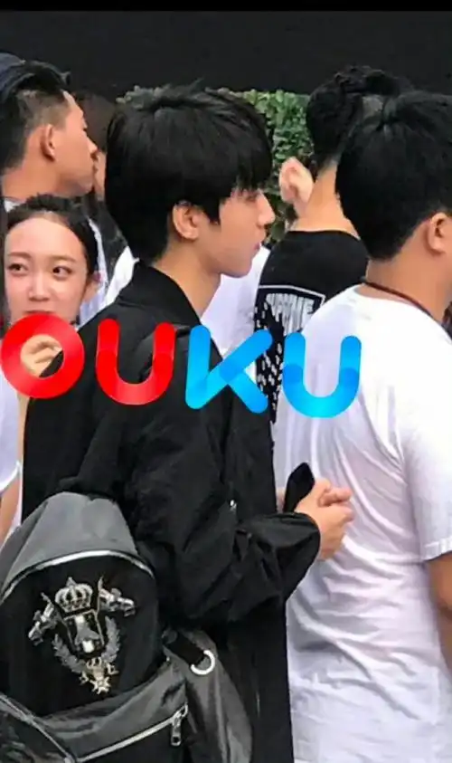 王俊凯给车牌打码##王俊凯晒下班夕阳随拍