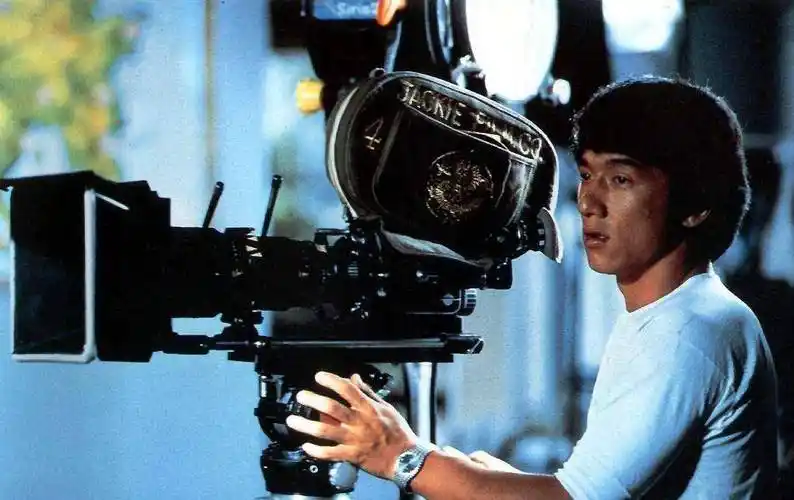 第一次剪短发险些丧命,干爹立下两条规矩,成龙一生不剪短发