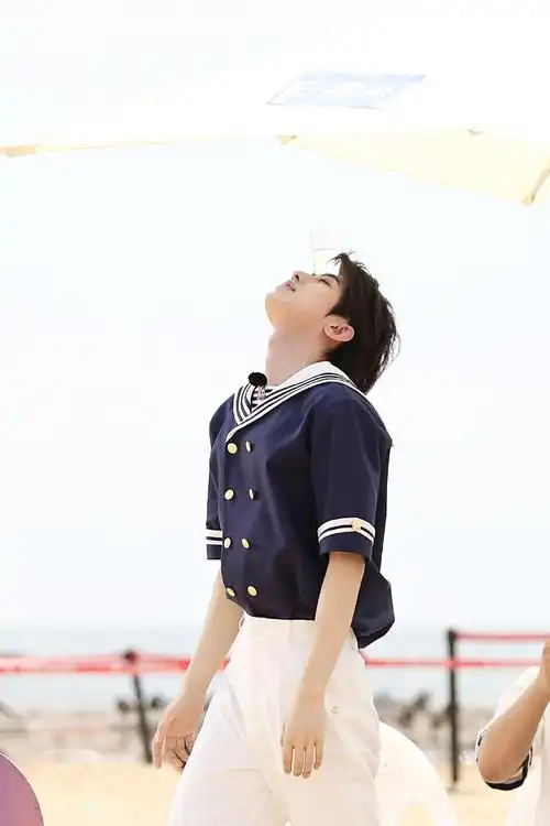 简介:蔡徐坤水手服综艺剧照图片,分享一组蔡徐坤图片给大家,图中的