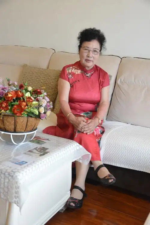 《寿星宅家旗袍秀》一铁子摄于20200630