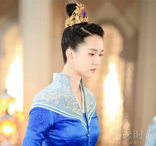 2012年3月,许龄月报名参加了环球小姐中国云南区域赛;而她则与其她12