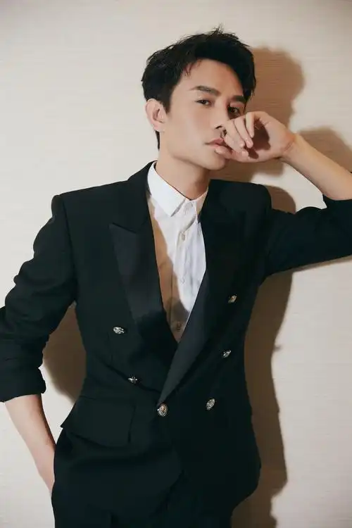 王凯实力献唱央视2020新年音乐会国旗之下大气磅礴开口惊艳