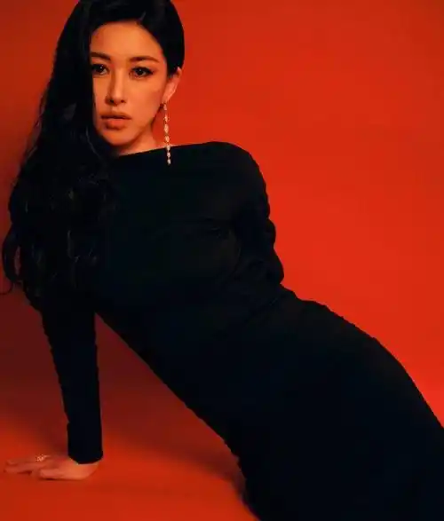 朱珠身着黑色露背紧身裙拍大片 小秀性感眼神妩媚_朱朱_表演_魅力