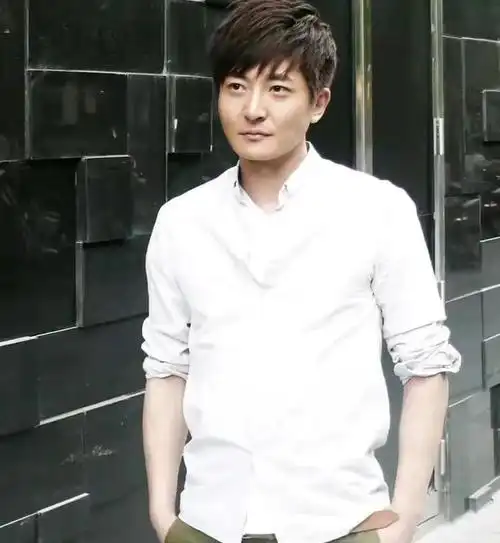 郭京飞挺谦虚地说:"我就是个靠演戏吃饭的普通演员,没什么大不了的.