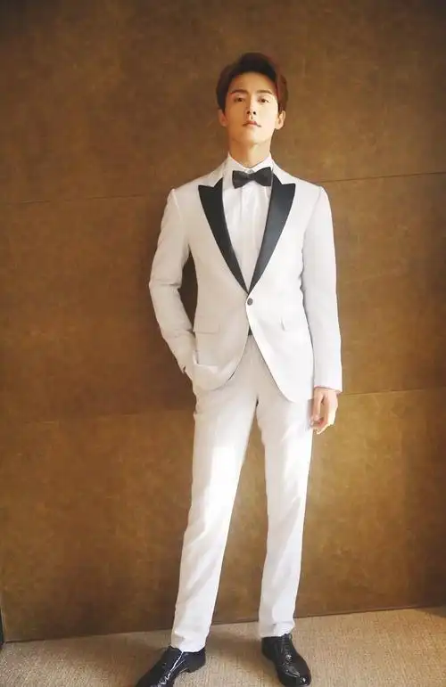 马天宇树林里读剧本,蓝色条纹衬衫重回颜值巅峰,年龄最多18岁