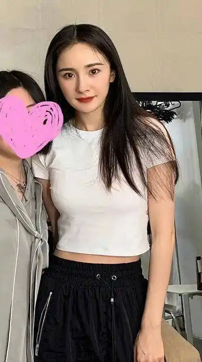 杨幂的漫画身材太绝了!