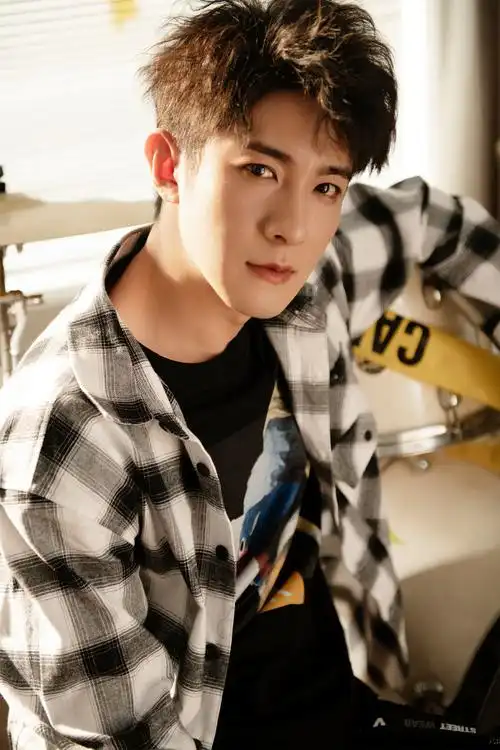 > 季肖冰格子衬衫帅气写真图片(9/9)