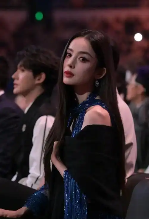 古力娜扎微博之夜深蓝大v领高叉礼服惊艳全场