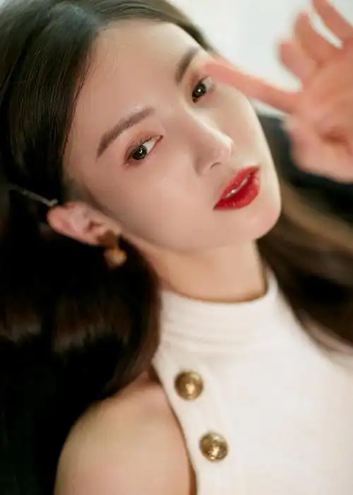 简介:金晨法国希思黎优雅优雅性感写真图片,分享一组金晨图片给大家