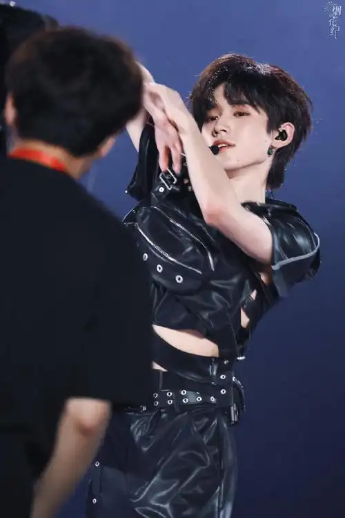 宋亚轩好性感##宋亚轩演唱会露腹肌