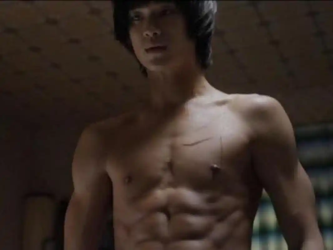 金秀贤腹肌# 金秀贤新剧《虽然是精神病但没关系》开播大显身材,照