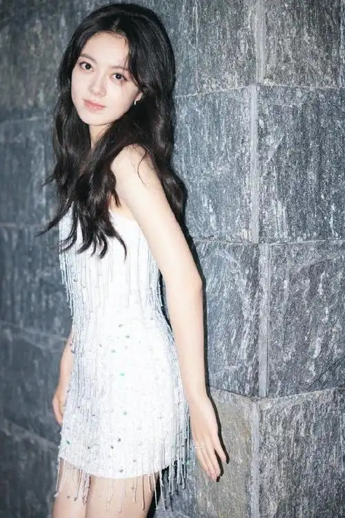 组图赵今麦抹胸流苏裙精致贵气海藻长发笑容清甜治愈十足