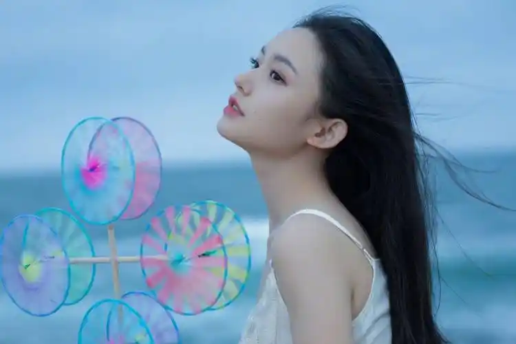 林允儿白色吊带连衣海边性感写真_林允儿_吊带_写真