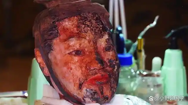 中国微博近日流传一则视频,只见画面中是一颗刚出土的兵马俑头颅,不过
