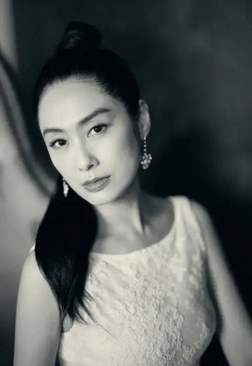 眼神坚定.朱茵.