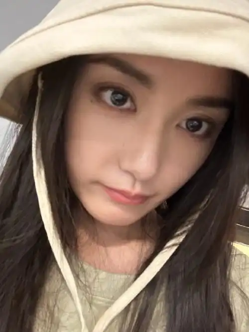 蒋依依晒大头照##蒋依依自拍live图