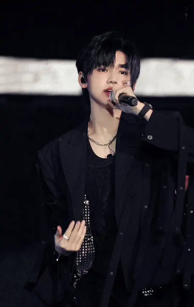 帅惨我90#宋亚轩 三公舞台照 - 抖音