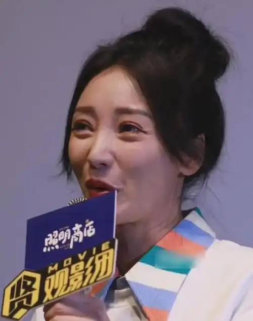 柳岩出席活动生图流出苹果肌凸显法令纹深性感女身真的老了