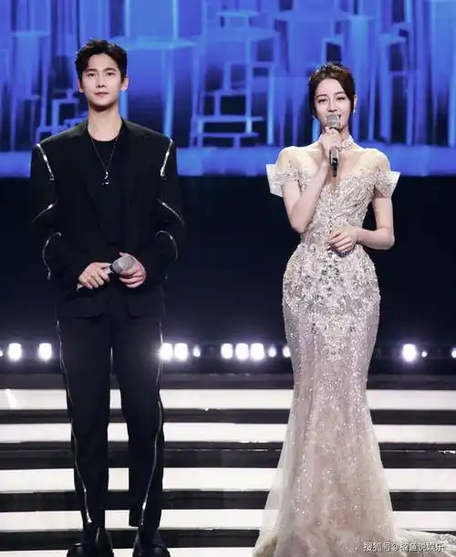 原创杨洋热巴再度同框荣耀夫妇同台献歌俊男靓女相视一笑好甜