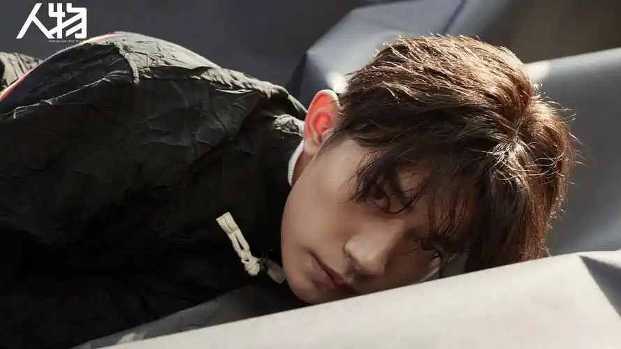 易烊千玺《人物》宽屏壁纸(1)