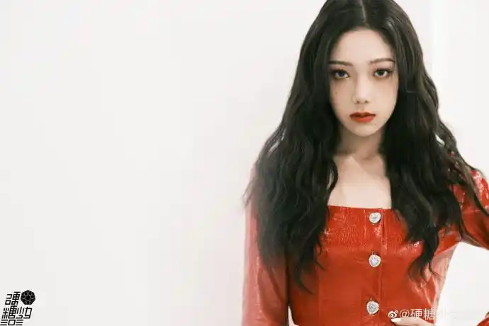 在这个初雪后的第一个周末 ,让@硬糖少女303-希林娜依高用音乐温暖你