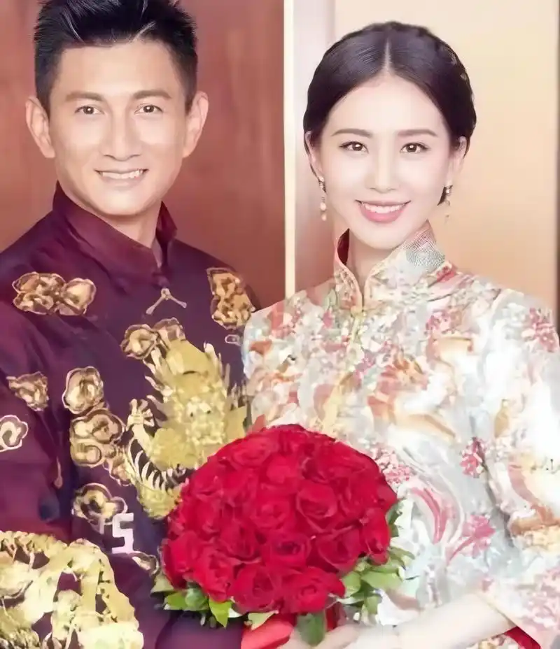 刘诗诗的母亲年龄比吴奇隆大两岁,她穿着旗袍时展现出的优雅和清新