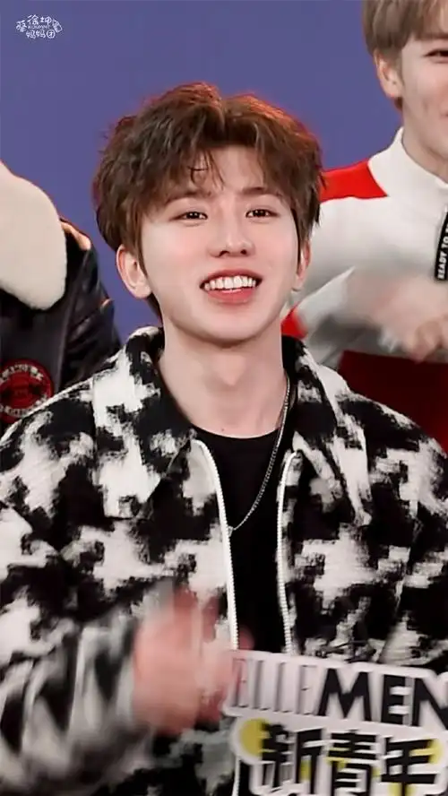 笑得好开心,好漂亮,又吐小舌头97#蔡徐坤