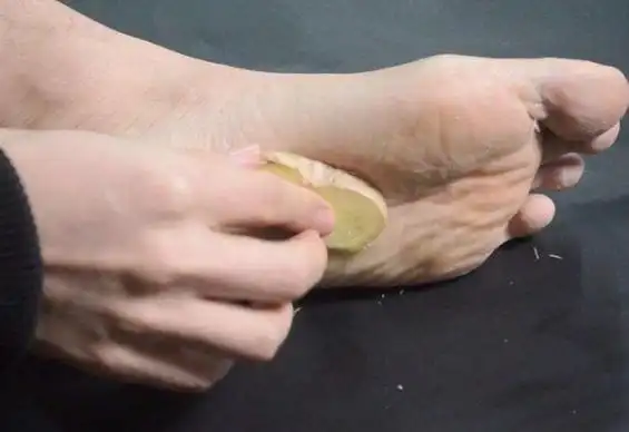 睡前在脚底抹点生姜汁,用不了一星期,3个好处或许会不请自来