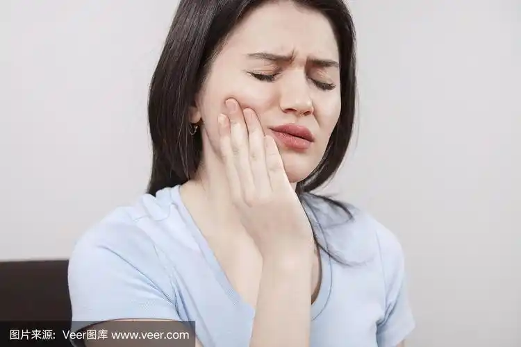 年轻女子牙痛