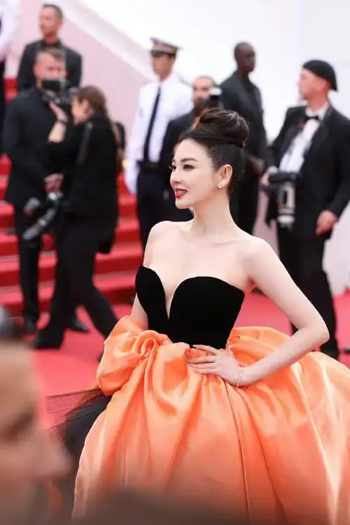 张雨绮脖子上戴了朵花#张雨绮戛纳电影节开幕红毯造型,妆容配色好