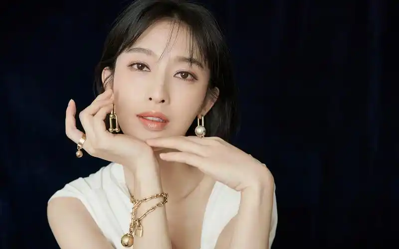 张俪性感优雅写真桌面壁纸