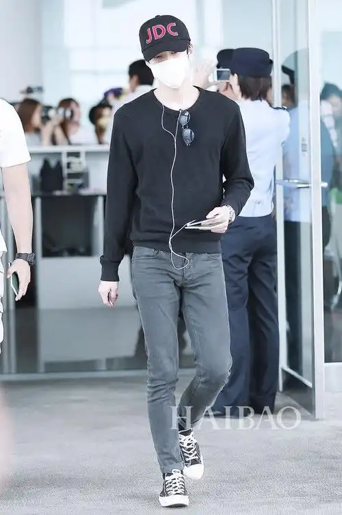 exo组合成员吴世勋7月20日机场街拍