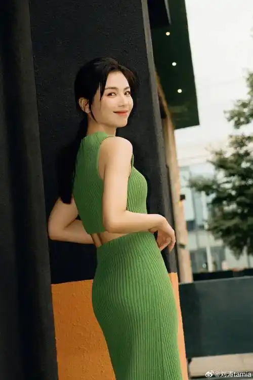 刘涛长相甜美,身材曼妙,从她最新写真来看,丝毫不像一个45岁的中年