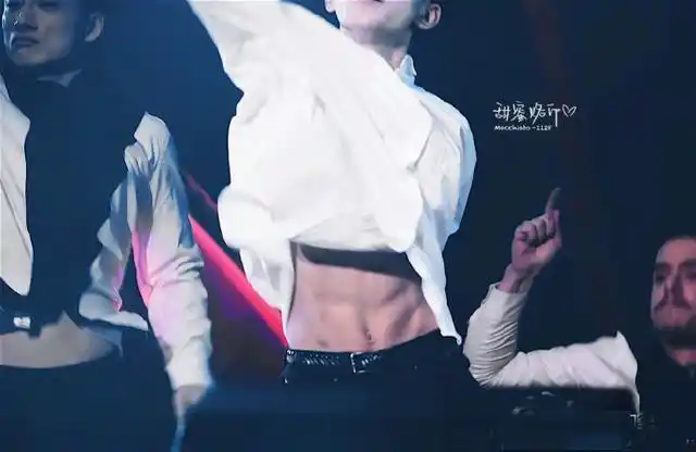 蔡徐坤的喉咙,鹿晗的嘴唇,王俊凯的桃花眼,都输给了他的腹肌!