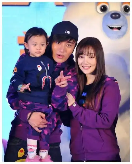 贾乃亮与李小璐和解女儿甜馨关键发挥功效网友劝着复合