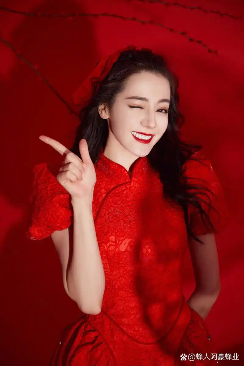 迪丽热巴 迪丽热巴美如仙,红唇皓齿笑嫣然.