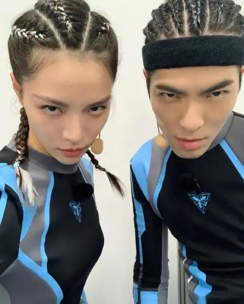 钟楚曦萧敬腾像复制粘贴, 红红火火恍恍惚惚傻傻分不清.